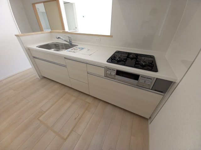 【いわき市小名浜南富岡　第1】　5号棟　※必ずもらえる選べるキャンペーン実施中！のキッチン|同施工■□■キッチンの写真です■□■　対面式キッチンは、リビングの様子を見ながらお料理出来るので、小さなお子様がいらっしゃる方は、安心してお料理出来ますね。