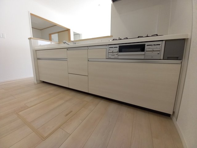 【いわき市小名浜南富岡　第1】　5号棟　※必ずもらえる選べるキャンペーン実施中！のキッチン|同施工■□■キッチンの写真です■□■　システムキッチンは見た目スッキリなのに収納力たっぷりです♪さらに床下収納もありますので、物が多くなりがちなキッチンもスッキリとしていられそうです。