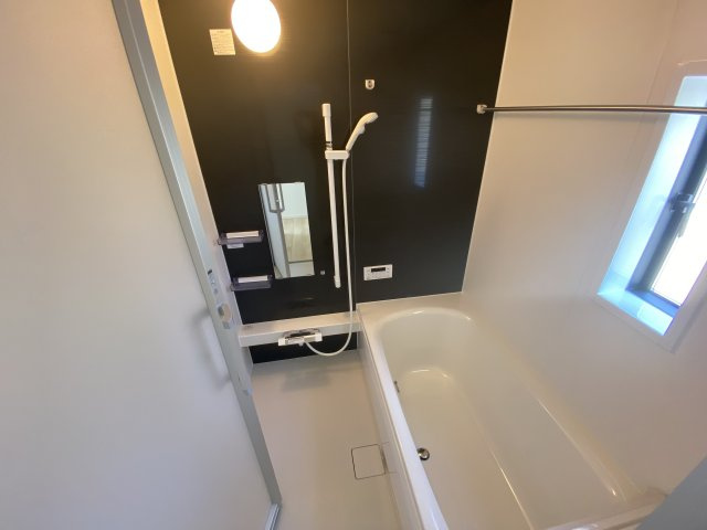 【いわき市小名浜南富岡　第1】　2号棟　※必ずもらえる選べるキャンペーン実施中！の浴室|同施工　■□■ユニットバスの写真です■□■　高断熱浴槽なので、温めたお湯の熱を逃がしにくくし、しっかり断熱してくれるので、入浴の時間帯がバラバラでも安心ですね♪