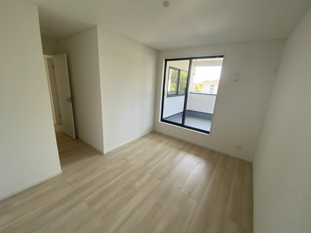 【いわき市小名浜南富岡　第1】　2号棟　※必ずもらえる選べるキャンペーン実施中！の洋室|同施工　■□■居室の写真です■□■　
木の温もりがナチュラルでくつろげる空間ですね。