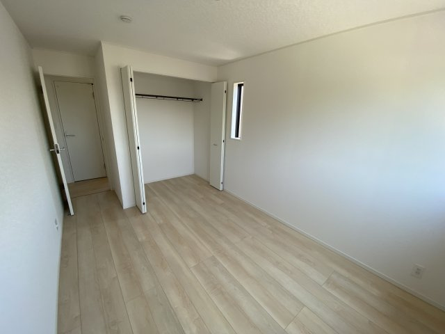 【いわき市小名浜南富岡　第1】　2号棟　※必ずもらえる選べるキャンペーン実施中！の洋室|同施工　◆収納スペースの写真です◆　十分な広さがあるので収納には困りませんね♪　お手持ちの衣類ケースなども置ける大空間で、寝室がスッキリ使えます。


