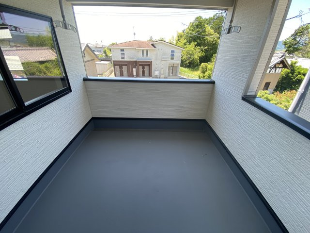 【いわき市小名浜南富岡　第1】　2号棟　※必ずもらえる選べるキャンペーン実施中！のバルコニー|同施工　■□■バルコニーの写真です■□■　お布団など大きいものも、充分に干せる広さがございます。