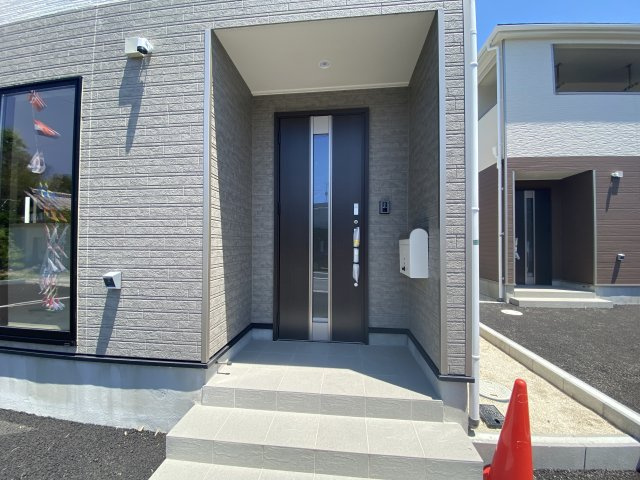 【いわき市小名浜南富岡　第1】　2号棟　※必ずもらえる選べるキャンペーン実施中！の玄関|同施工　◆玄関の写真です◆
家族の帰りを待ち、訪れる方を優しく迎える。
そんな安らぎに満ちた生活空間にピッタリの玄関ですね♪（＾＾）
