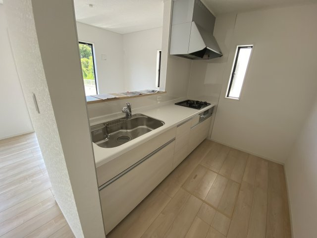 【いわき市小名浜南富岡　第1】　2号棟　※必ずもらえる選べるキャンペーン実施中！のキッチン|同施工■□■キッチンの写真です■□■　対面式キッチンは、リビングの様子を見ながらお料理出来るので、小さなお子様がいらっしゃる方は、安心してお料理出来ますね。