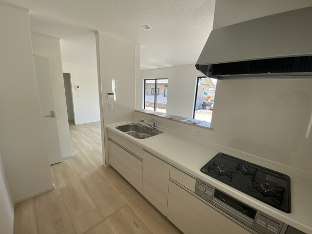 【いわき市小名浜南富岡　第1】　2号棟　※必ずもらえる選べるキャンペーン実施中！のキッチン|同施工■□■キッチンの写真です■□■　システムキッチンは見た目スッキリなのに収納力たっぷりです♪さらに床下収納もありますので、物が多くなりがちなキッチンもスッキリとしていられそうです。