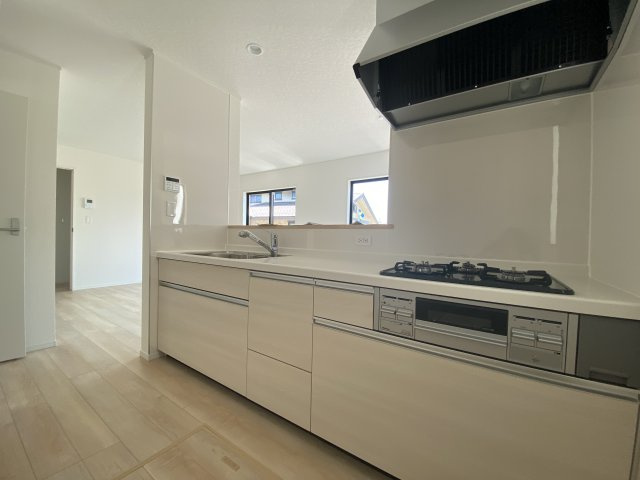 【いわき市小名浜南富岡　第1】　2号棟　※必ずもらえる選べるキャンペーン実施中！のキッチン|同施工　■□■キッチンの写真です■□■　家族団らんの時間が増えそうなリビングですね。