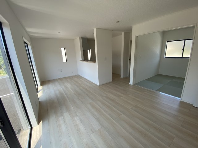 【いわき市小名浜南富岡　第1】　2号棟　※必ずもらえる選べるキャンペーン実施中！の居間・リビング|同施工　■□■リビングの写真です■□■　広いリビングで快適に、ゆったりと過ごせますね♪