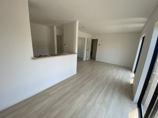 【いわき市小名浜南富岡　第1】　2号棟　※必ずもらえる選べるキャンペーン実施中！の居間・リビング|同施工　■□■リビングの写真です■□■　家族団らんの時間が増えそうなリビングですね。