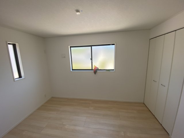 【いわき市小名浜南富岡　第1】　3号棟　※必ずもらえる選べるキャンペーン実施中！の洋室|同施工　■□■居室の写真です■□■　
木の温もりがナチュラルでくつろげる空間ですね。