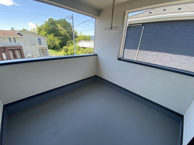 【いわき市小名浜南富岡　第1】　3号棟　※必ずもらえる選べるキャンペーン実施中！のバルコニー|同施工　◆バルコニーの写真です◆　お布団など大きいものも、充分に干せる広さがございます。人気のベランピングも楽しめる広さ！自宅のアウトドア空間でゆったり過ごせます。

