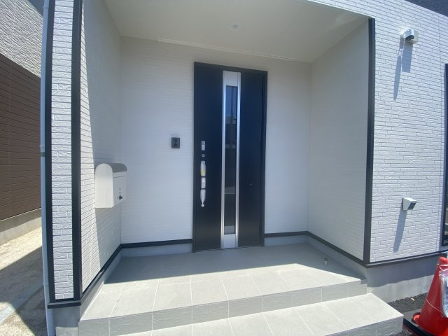 【いわき市小名浜南富岡　第1】　3号棟　※必ずもらえる選べるキャンペーン実施中！の玄関|同施工　◆玄関の写真です◆
お洒落な玄関からの外出は気分が良いですね♪　　玄関床タイルは、掃除がしやすく、表面はノンスリップ仕上なので、雨の日 もすべりにくくて安心です。





