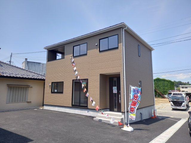 【いわき市小名浜南富岡　第1】　3号棟　※必ずもらえる選べるキャンペーン実施中！の外観|同施工◆外壁仕上げ材は窯業系サイディング。裏面に付着した汚れが、雨水によって流れ落ちやすい「防汚機能付きサイディング」を採用。外壁の美しさが長持ちします♪