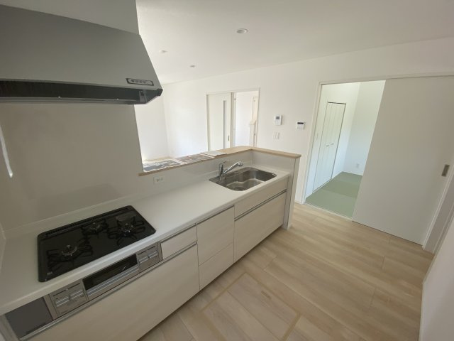 【いわき市小名浜南富岡　第1】　3号棟　※必ずもらえる選べるキャンペーン実施中！のキッチン|同施工■□■キッチンの写真です■□■　対面式キッチンは、リビングの様子を見ながらお料理出来るので、小さなお子様がいらっしゃる方は、安心してお料理出来ますね。