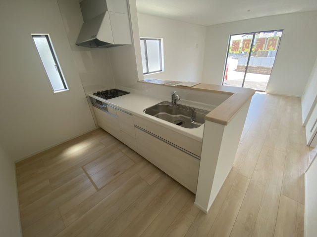 【いわき市小名浜南富岡　第1】　3号棟　※必ずもらえる選べるキャンペーン実施中！のキッチン|同施工■□■キッチンの写真です■□■　システムキッチンは見た目スッキリなのに収納力たっぷりです♪さらに床下収納もありますので、物が多くなりがちなキッチンもスッキリとしていられそうです。