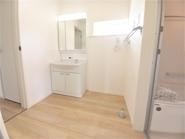 11/25価格変更　【好間町中好間第3／1号棟】　●新生活応援キャンペーン実施中●　見学予約受付中の独立洗面台|同施工　■□■洗面所の写真です■□■　使い勝手の良い洗面台は、奥様の身支度の時間も楽しくなりそうですね。