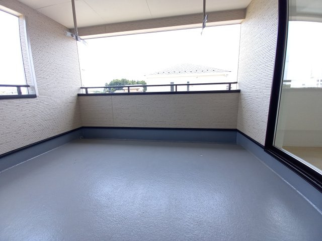 11/25価格変更　【好間町中好間第3／1号棟】　●新生活応援キャンペーン実施中●　見学予約受付中のバルコニー|同施工　■□■バルコニーの写真です■□■　お布団など大きいものも、充分に干せる広さがございます。