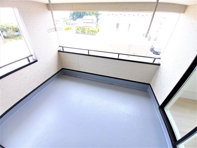 11/25価格変更　【好間町中好間第3／1号棟】　●新生活応援キャンペーン実施中●　見学予約受付中のバルコニー|同施工　◆バルコニーの写真です◆　お布団など大きいものも、充分に干せる広さがございます。人気のベランピングも楽しめる広さ！自宅のアウトドア空間でゆったり過ごせます。

