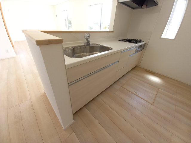 11/25価格変更　【好間町中好間第3／1号棟】　●新生活応援キャンペーン実施中●　見学予約受付中のキッチン|同施工■□■キッチンの写真です■□■　対面式キッチンは、リビングの様子を見ながらお料理出来るので、小さなお子様がいらっしゃる方は、安心してお料理出来ますね。