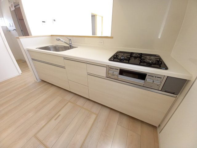 11/25価格変更　【好間町中好間第3／1号棟】　●新生活応援キャンペーン実施中●　見学予約受付中のキッチン|同施工■□■キッチンの写真です■□■　システムキッチンは見た目スッキリなのに収納力たっぷりです♪さらに床下収納もありますので、物が多くなりがちなキッチンもスッキリとしていられそうです。