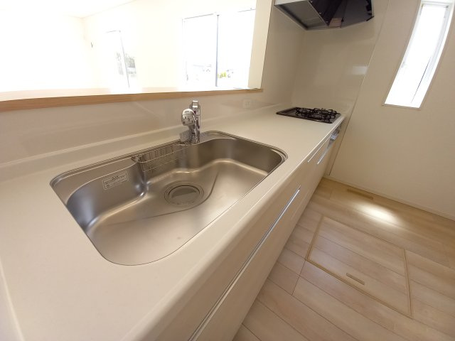 11/25価格変更　【好間町中好間第3／1号棟】　●新生活応援キャンペーン実施中●　見学予約受付中のキッチン|同施工　■□■キッチンの写真です■□■　家族団らんの時間が増えそうなリビングですね。