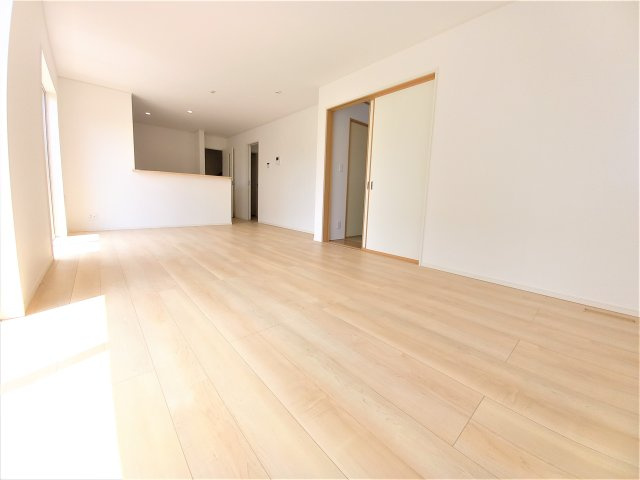 11/25価格変更　【好間町中好間第3／1号棟】　●新生活応援キャンペーン実施中●　見学予約受付中の居間・リビング|同施工　■□■リビングの写真です■□■　広いリビングで快適に、ゆったりと過ごせますね♪