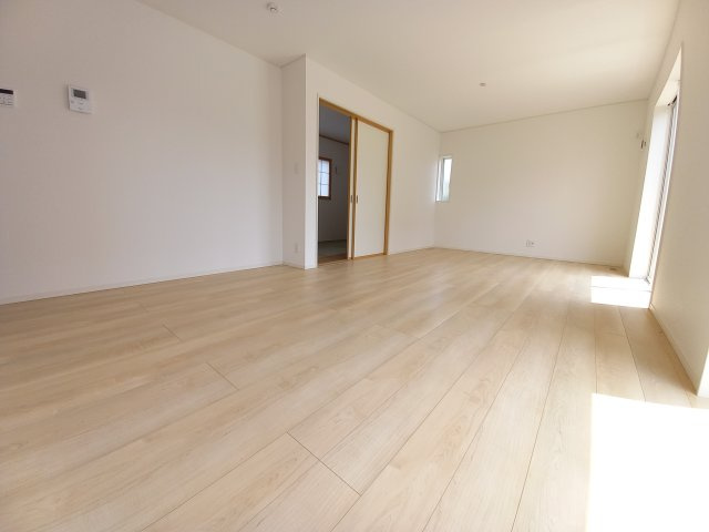 11/25価格変更　【好間町中好間第3／1号棟】　●新生活応援キャンペーン実施中●　見学予約受付中の居間・リビング|同施工　■□■リビングの写真です■□■　家族団らんの時間が増えそうなリビングですね。