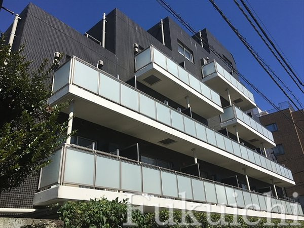 Ｊ．リヴェール学芸大学の外観