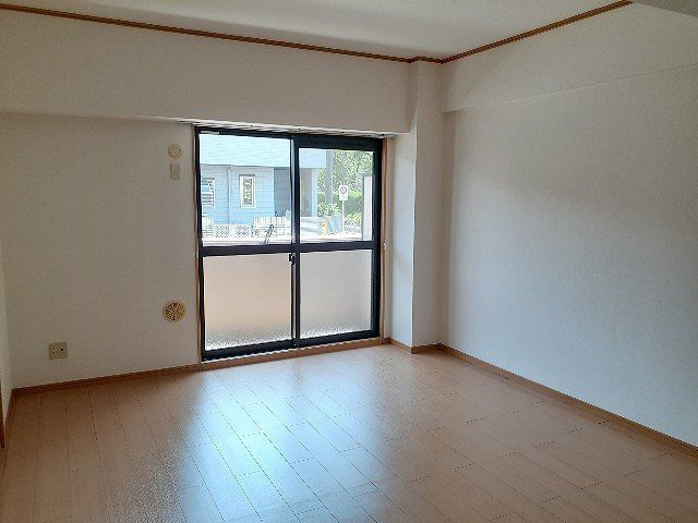 ラヴィアンローズＡの居間・リビング|使いやすいリビングです