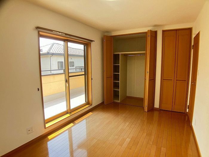 小山市羽川の洋室|バルコニーに面した明るいお部屋です。大容量のクローゼット付きで収納力も抜群！寝室にも子ども部屋にも使いやすいゆとりの広さが魅力です。