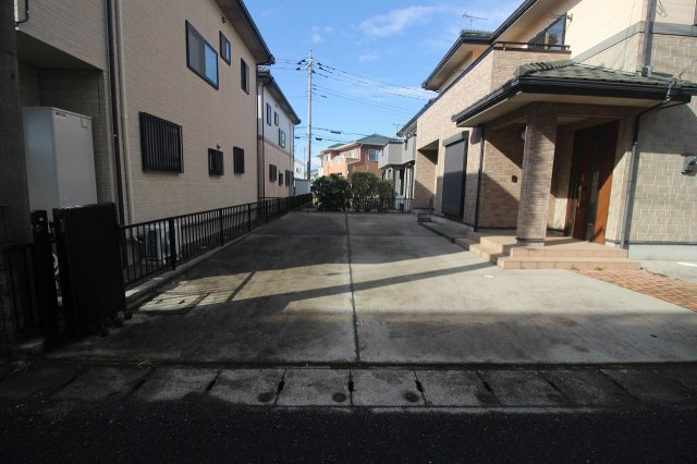 小山市羽川の駐車場|ゆったりとした駐車スペースで、並列駐車もOK！前面道路からそのままスムーズに入れるので、車の出し入れがしやすい点も魅力です。来客時にも安心の広さですよ。