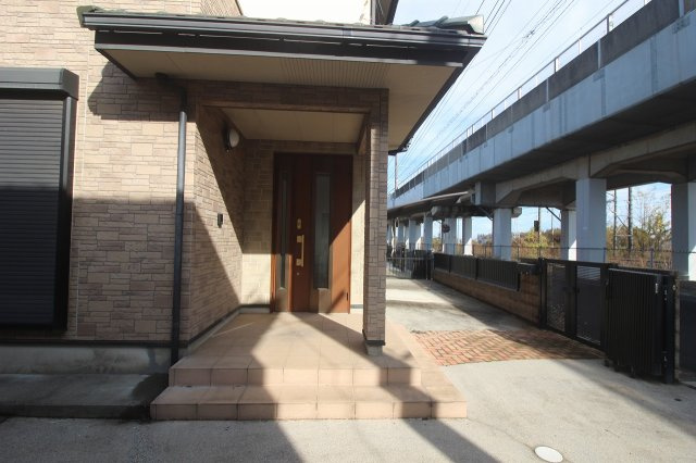 小山市羽川の玄関|ゆったりとした玄関ポーチで、雨の日も落ち着いて出入りできます。タイル仕上げでお掃除しやすく、植栽スペースもあるので季節の花を飾るのも楽しめそうですね！