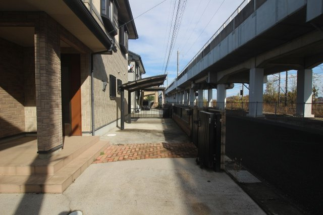 小山市羽川のその他|建物横には奥まで広がる外回りスペースがあり、自転車置き場や物置の設置にも便利です。門扉付きで、防犯面でも安心のつくりになっています。