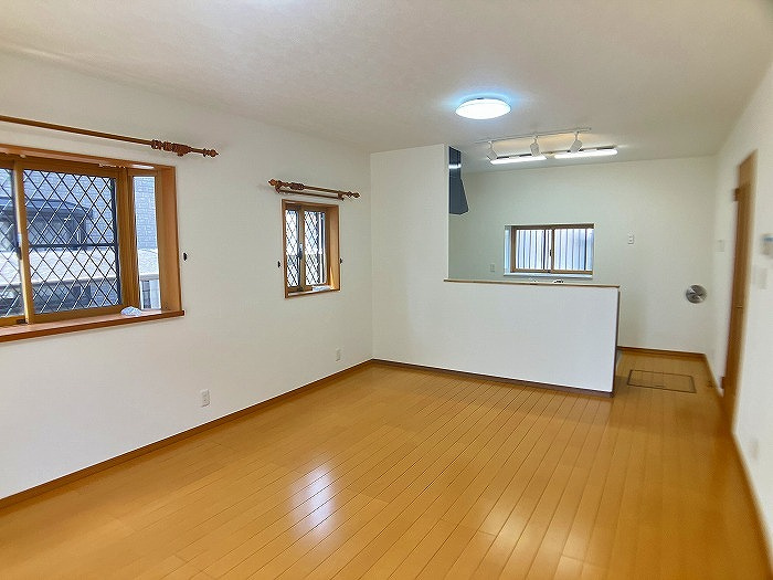 小山市羽川の居間・リビング|窓が多く、風通しの良いLDK16帖です。キッチンの様子が見えるレイアウトで、家事中も家族の気配を感じられます。白いクロスが空間をより広く感じさせてくれます！