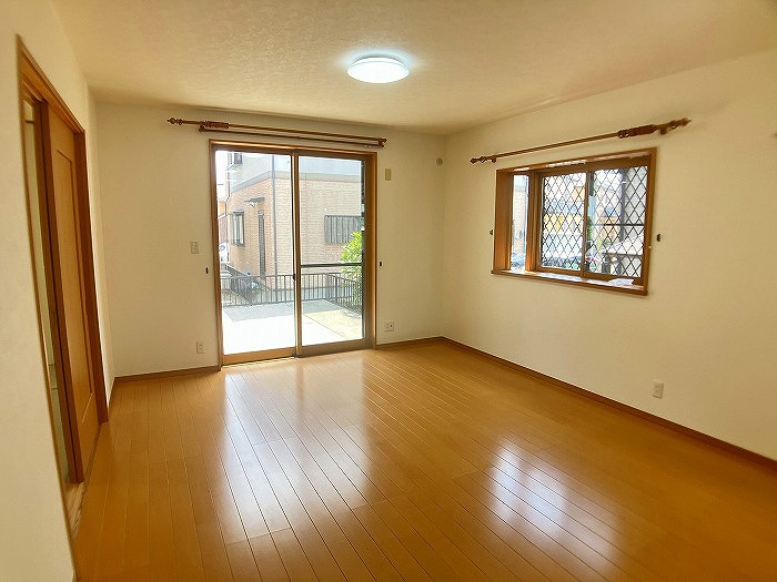 小山市羽川の居間・リビング|大きな掃き出し窓から光が注ぐ、明るく開放的！フローリングも張替済みで、とてもきれいな印象！家具の配置もしやすく、ご家族でゆったり過ごせる広さがあります。