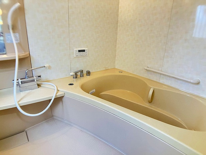 小山市羽川の浴室|浴室はクリーニング済で、とてもきれいな状態です。ゆったり浸かれる浴槽が嬉しいポイント！手すり付きで小さなお子さまからご年配まで安心して使えます。