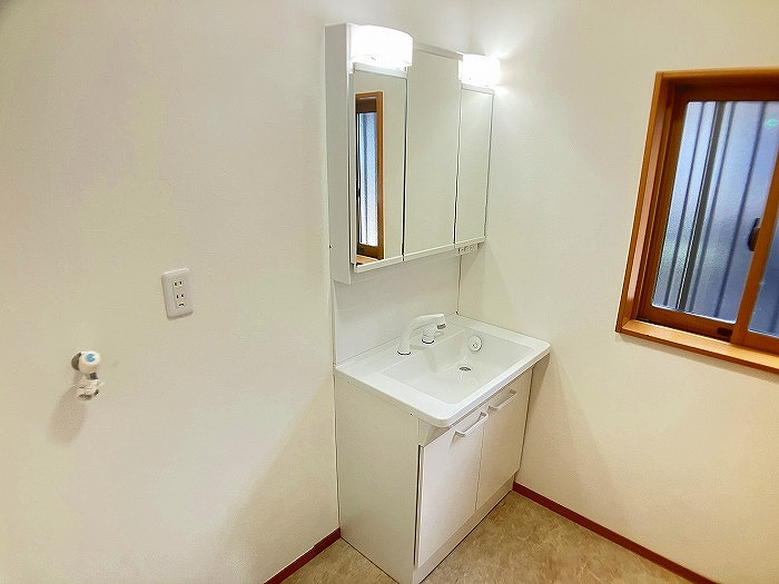 小山市羽川の独立洗面台|明るい洗面所には新品の洗面化粧台を設置。鏡裏収納で日用品もすっきり片付きます！窓があるので換気しやすく、いつでも清潔に保てる空間です。