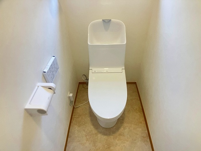 小山市羽川のトイレ|1階・2階共にトイレは新品交換済みでとても清潔！手洗い一体型で使い勝手も良く、毎日気持ちよく使えます。白を基調とした空間で明るい印象です。