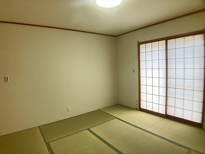 小山市羽川の和室|1階の和室約8帖は、落ち着いた雰囲気でくつろげる広々空間です。障子から優しい光が入り、客間としても日常使いとしても便利！畳の新しさが心地よいお部屋です。