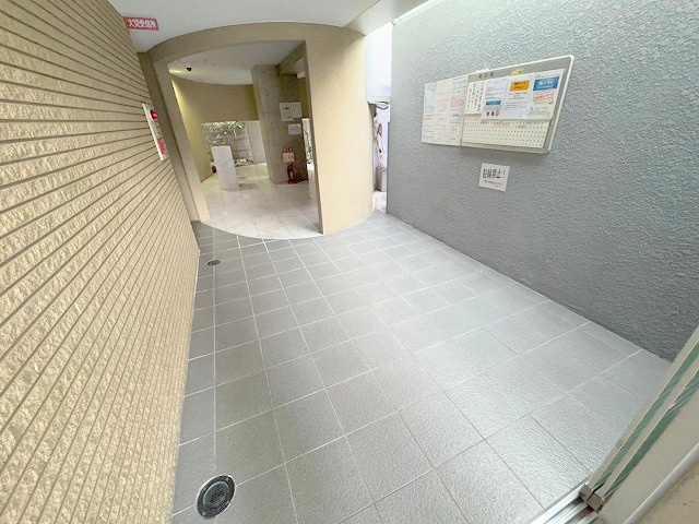 デュウェル東三国のロビー