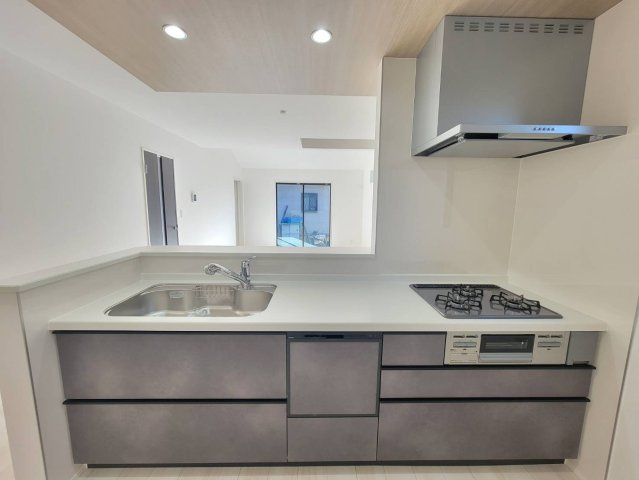 【GRAFARE 】　雀の宮４期　限定1邸のキッチン|〇キッチン〇
対面仕様で、料理をしながら家族と会話ができるだけでなく、明るいリビングとつながる、ゆとりと快適性を兼ね備えたキッチン♪食洗器付き♪
※2026年1月撮影