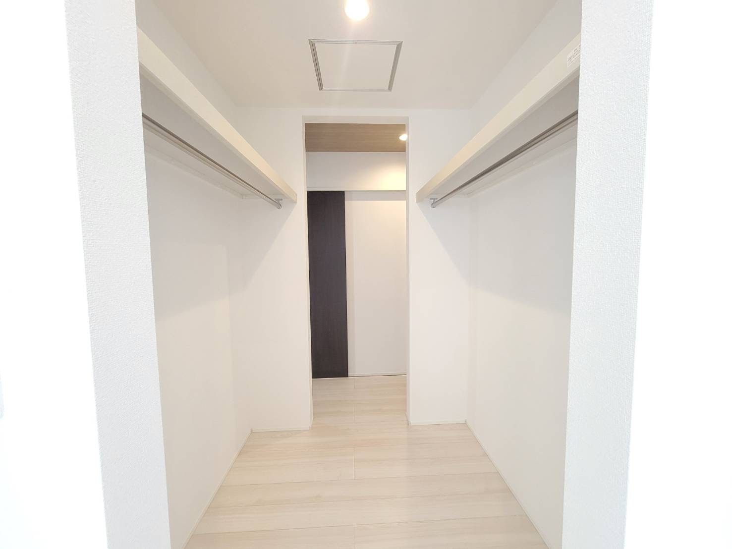 【GRAFARE 】　雀の宮４期　限定1邸の収納|〇ファミリークローゼット＆ランドリースペース〇
干した洗濯物をそのままファミリークローゼットへ移動収納でき、生活動線もスムーズになり、家事効率と暮らしやすさが向上します。
※2026年1月撮影