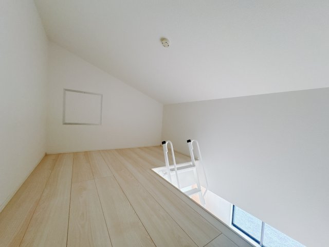 【GRAFARE 】　雀の宮４期　限定1邸の収納|〇ロフト〇
リビングから上がって秘密基地へ♪収納に書斎にと使い勝手便利スペースです。
※2026年1月撮影