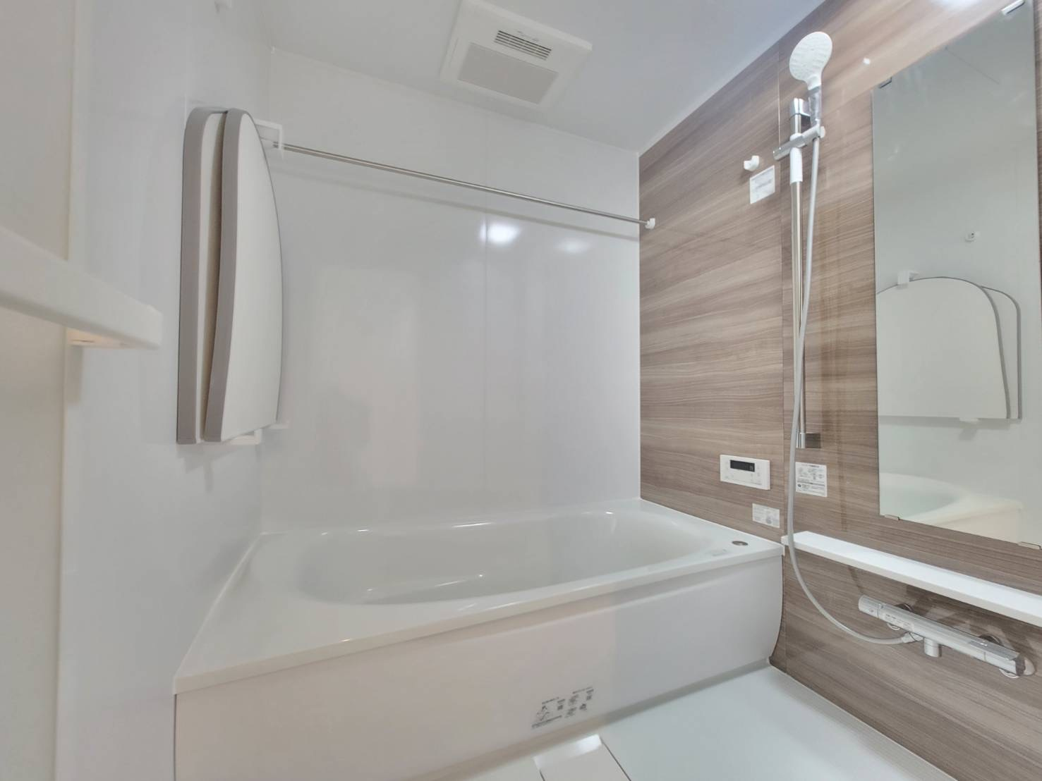【GRAFARE 】　雀の宮４期　限定1邸の浴室|〇浴室〇
白と木目柄が、清潔で落ち着いた雰囲気を醸す浴室。1日の疲れをゆっくりと癒すことができる。雨の日には浴室内に洗濯物を干すこともできる、機能性も備えています。
※2026年1月撮影
