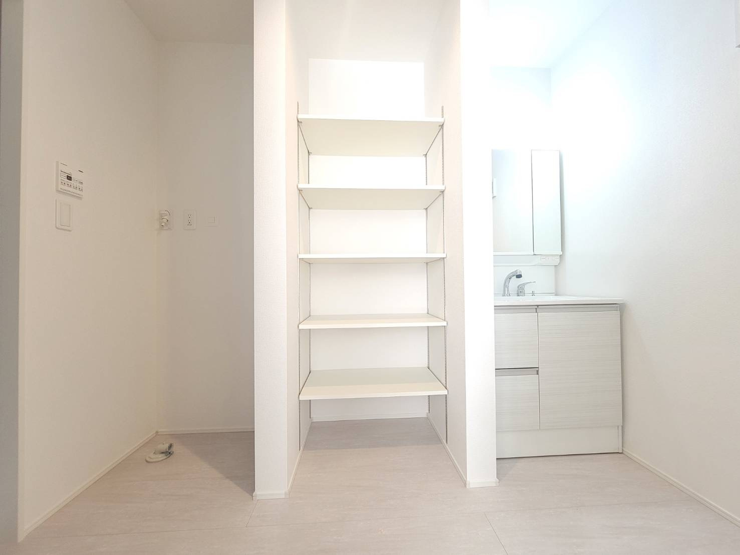 【GRAFARE 】　雀の宮４期　限定1邸の独立洗面台|〇洗面化粧台〇
オシャレな三面鏡を採用した洗面化粧台。鏡の裏はリネンの保管に便利な収納です。さらに可動棚付きのリネンスペースは、着替えやタオル、買い置きの洗剤などたくさんしまえていつでもスッキリ♪
