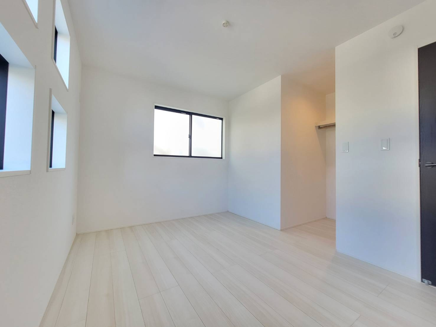 【GRAFARE 】　雀の宮４期　限定1邸の洋室|〇洋室６帖〇
おしゃれ窓が印象的な居室です。オープンタイプのウォークインクローゼット完備していますので、お部屋をより広くお使いいただけます。
※2026年1月撮影
