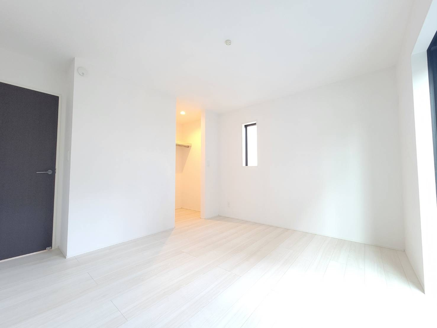 【GRAFARE 】　雀の宮４期　限定1邸の洋室|○洋室7.26帖○
ウォークインクローゼット付きの主寝室。ゆったりとくつろぐことのできる寝室で家事やお仕事で疲れた体が癒されます♪
※2026年1月撮影


