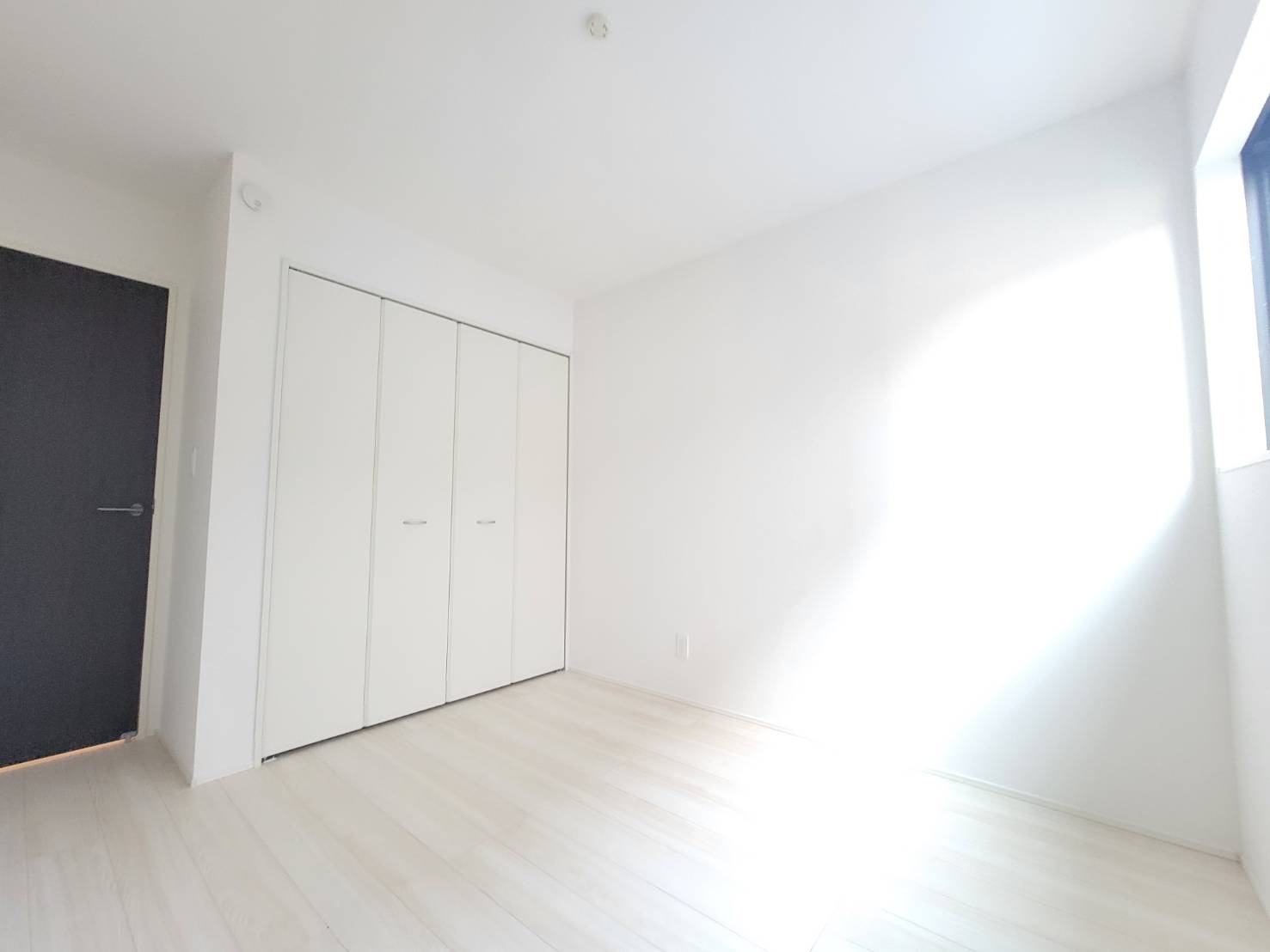 【GRAFARE 】　雀の宮４期　限定1邸の洋室|〇洋室5.25帖〇
お子様の一人部屋に最適な居室です。クローゼットも付いているので、お子様が自然とお片付けできる環境に。
※2026年1月撮影