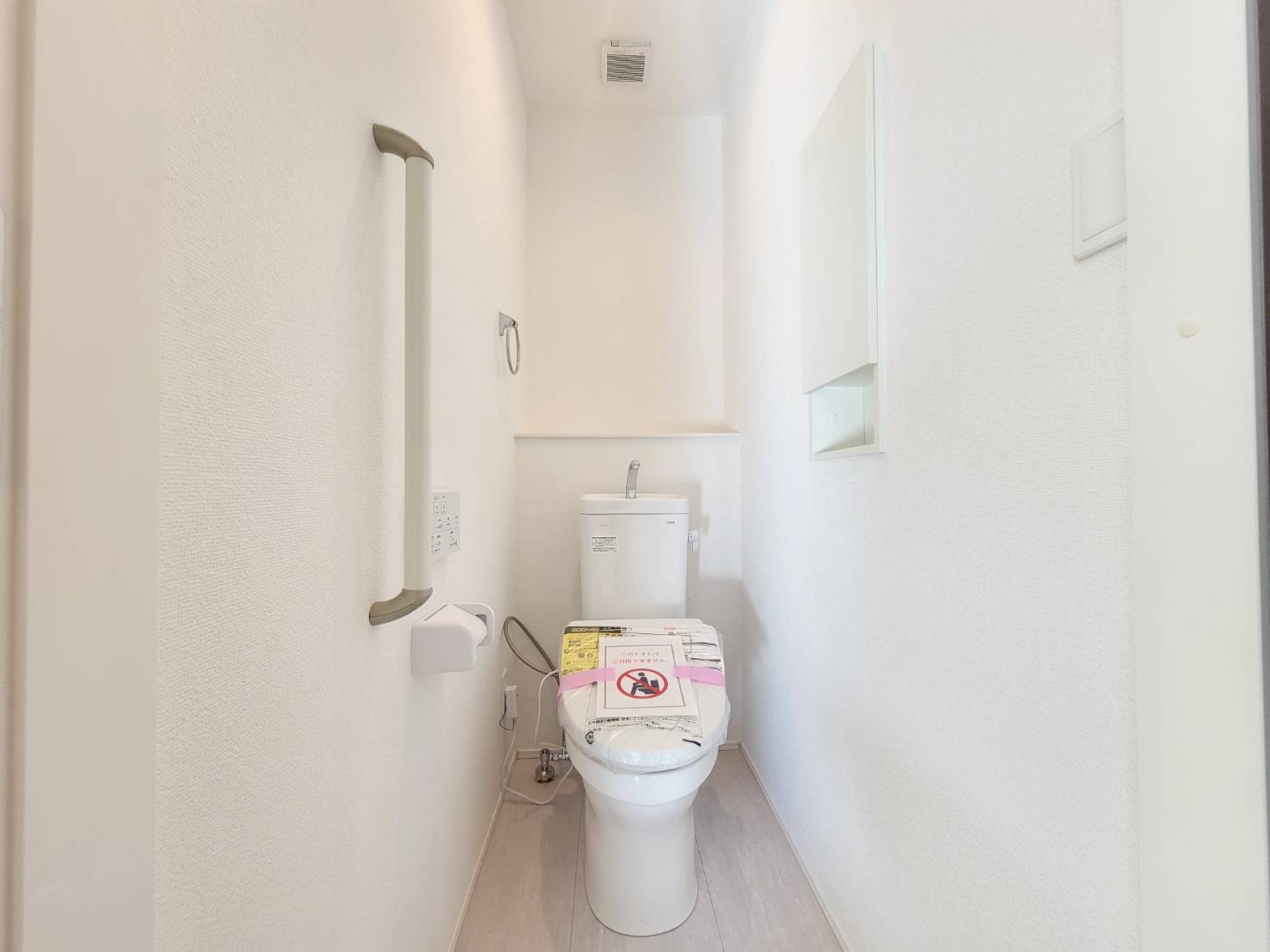【GRAFARE 】　雀の宮４期　限定1邸のトイレ|〇トイレ〇
タオル掛け＆手すりが標準装備。快適な暖房便座は、お掃除のしやすいタイプです。
※2026年1月撮影
