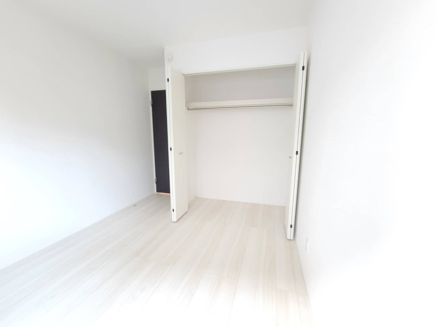 【GRAFARE 】　雀の宮４期　限定1邸の洋室|〇洋室5.25帖〇
お子様の一人部屋に最適な居室です。クローゼットも付いているので、お子様が自然とお片付けできる環境に。
※2026年1月撮影
