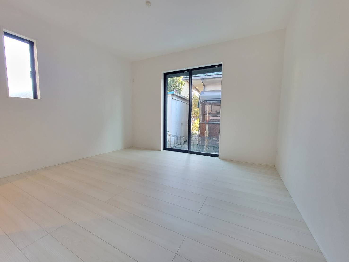 【GRAFARE 】　雀の宮４期　限定1邸の居間・リビング|○LDK18帖○
室内にいても、たっぷりの陽光と爽やかな風を感じて頂ける、開放感あふれるリビングです。 ご家族と穏やかに過ごす、心地の良い時間が流れます。
※2026年1月撮影